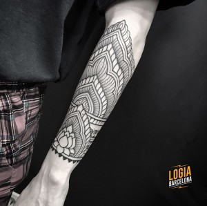 tatuaje_antebrazo_geometrico_mandala_Logia_Barcelona_Willian_Spindola     